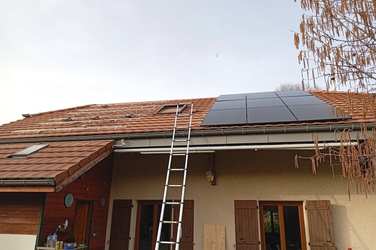 installation de panneaux solaires sur toiture pentue avec velux lors d’un chantier photovoltaïque de 9 kWc