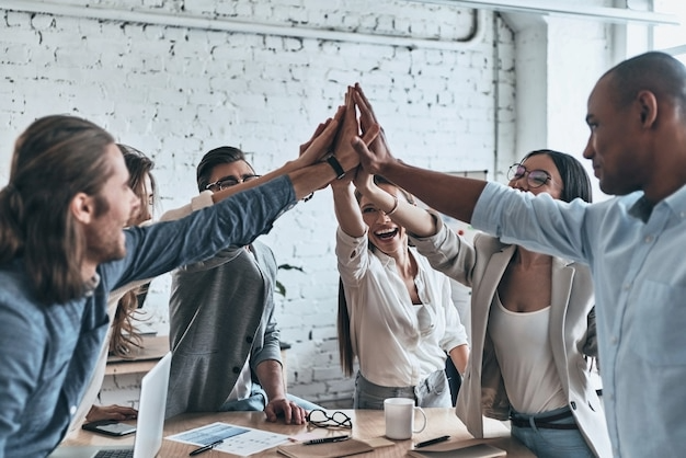 Profissionais de diferentes perfis interagem de forma positiva em equipe
