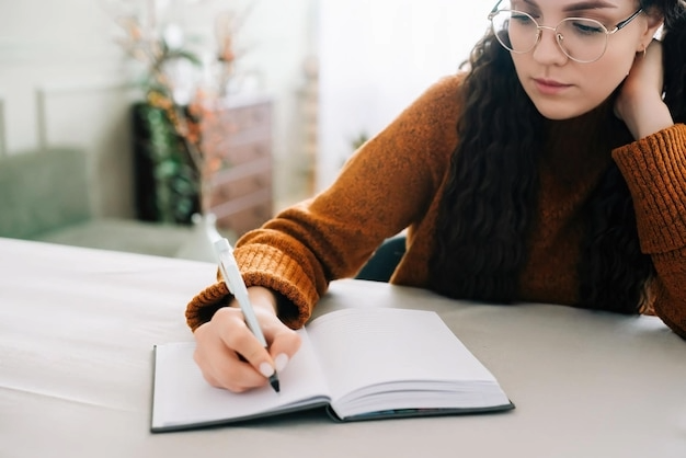 Jovem exercitando autoconhecimento para desenvolver liderança