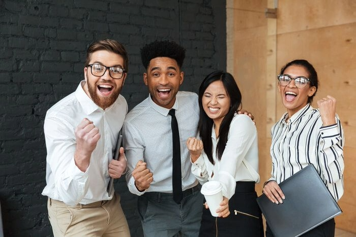 Ilustração de equipe engajada em ambiente corporativo positivo