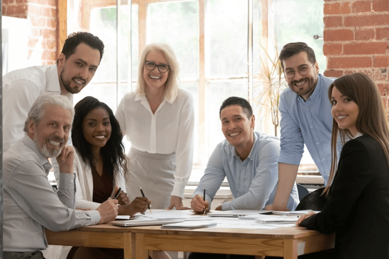 Equipe multigeracional colaborando em reuniĂŁo no trabalho