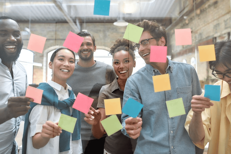 Equipe colaborando com ideias diversas em sessĂŁo de brainstorming