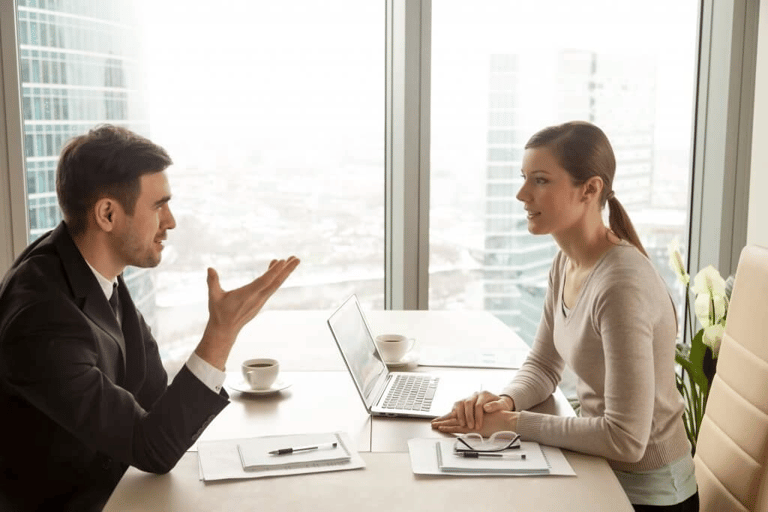 Comunicação empática sendo praticada entre dois profissionais em ambiente de trabalho