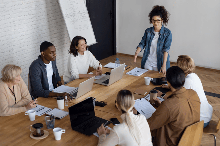 Jovem líder aplicando escuta ativa com equipe no ambiente de trabalho