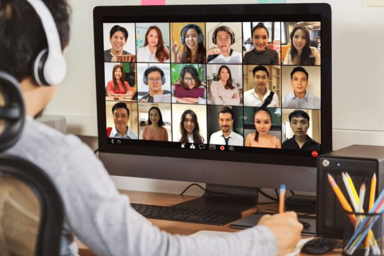 Escuta ativa sendo aplicada em reunião online com equipe engajada