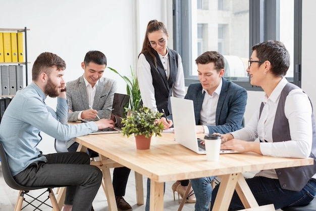 Jovens profissionais realizando check-in emocional em equipe de trabalho