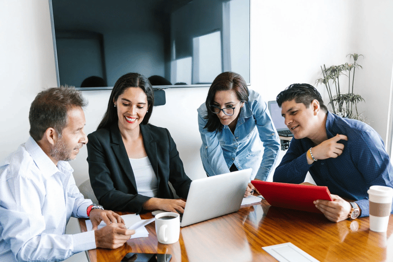 Líder praticando feedback construtivo com colaborador, exemplo de liderança situacional.