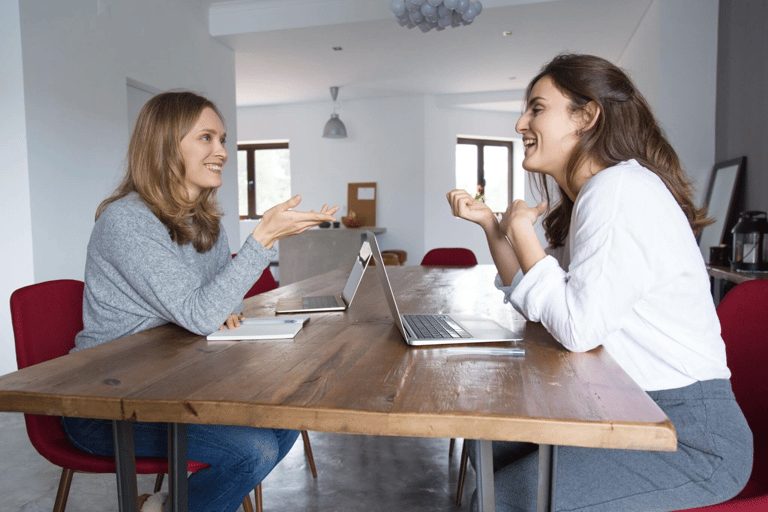 Líder aplicando feedback ágil de forma empática e construtiva