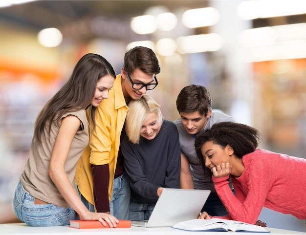Grupo de jovens discutindo ideias em reunião informal, colaboração no empreendedorismo digital
