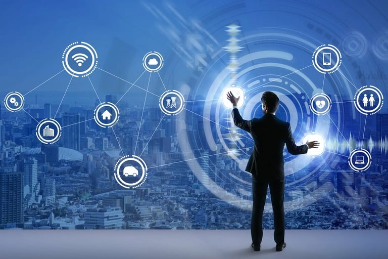 Jovem liderando com fluência tecnológica em painel digital interativo