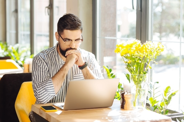 Jovem líder refletindo sobre como enfrentar os desafios e oportunidades de liderar no digital.