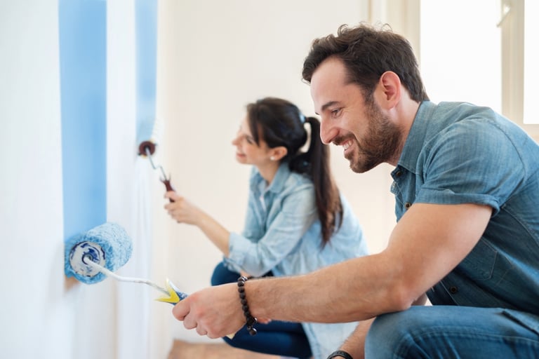 ovem realizando serviço de pequeno reparo doméstico, empreendedorismo digital no dia a dia