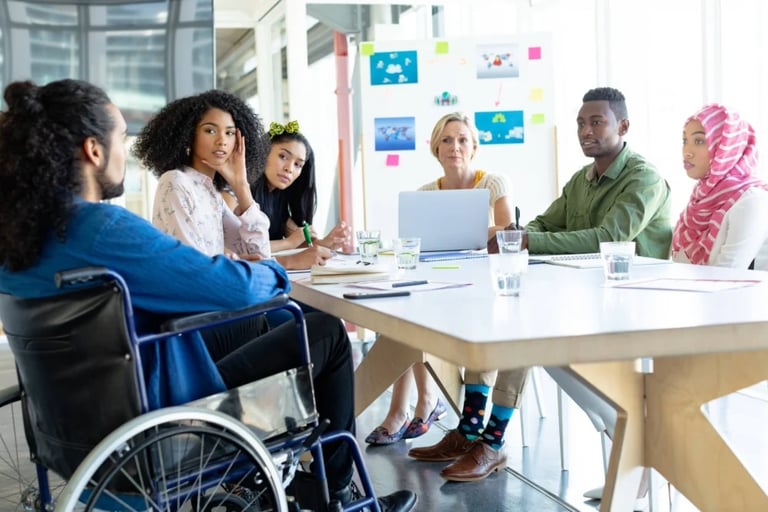 Jovem líder em reunião com equipe diversa discutindo ideias