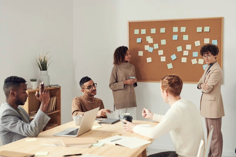 Decisão ágil sendo tomada em equipe com foco colaborativo