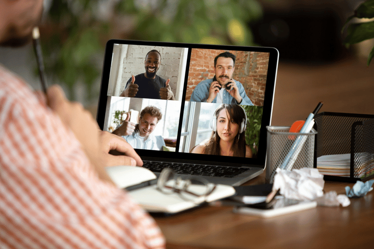 Jovem lĂder digital em reuniĂŁo online com equipe colaborativa