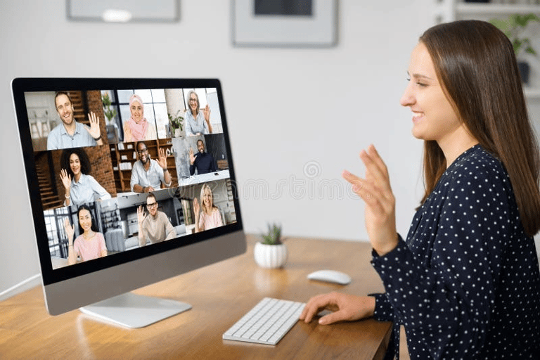 Jovem líder em reunião virtual demonstrando liderança digital prática