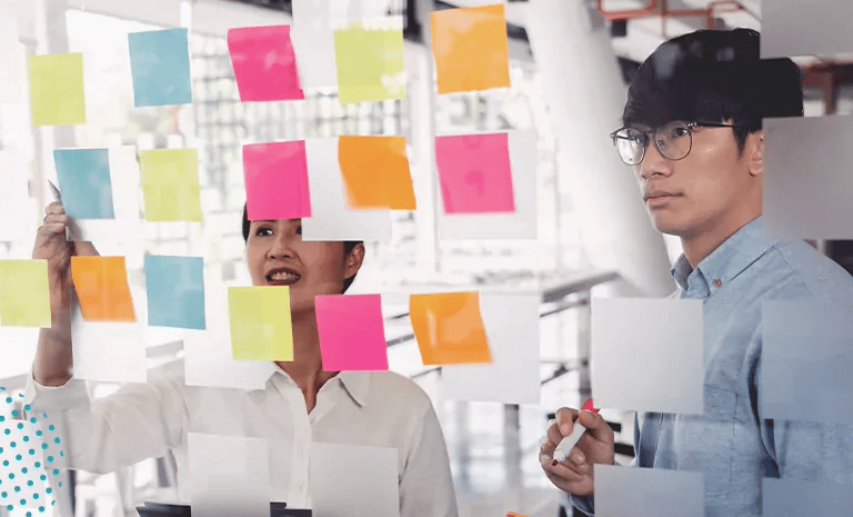 Jovem usando o método Eisenhower para gerenciar pressão no trabalho