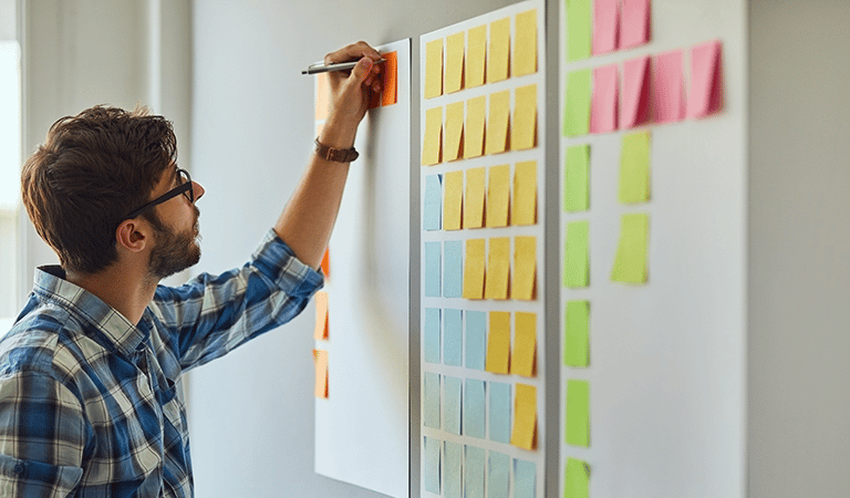 Mural com erros transformados em aprendizado por equipe de liderança