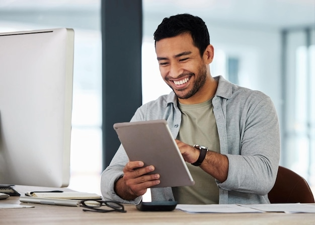 Jovem respondendo quiz de liderança situacional em tablet, recurso interativo do artigo.