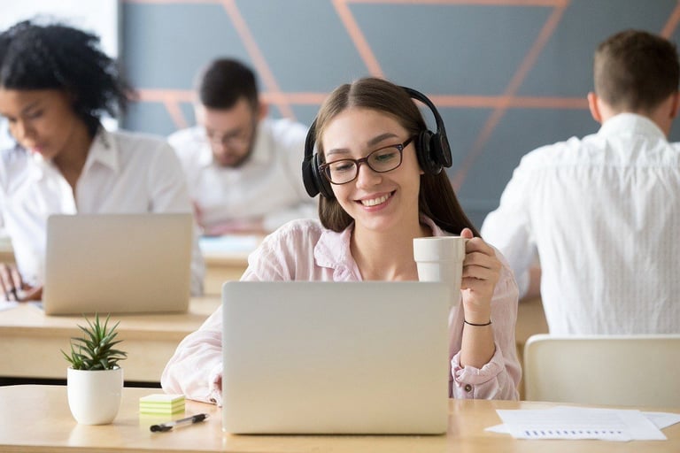 Jovem lĂder utilizando tecnologia com empatia durante reuniĂŁo com equipe