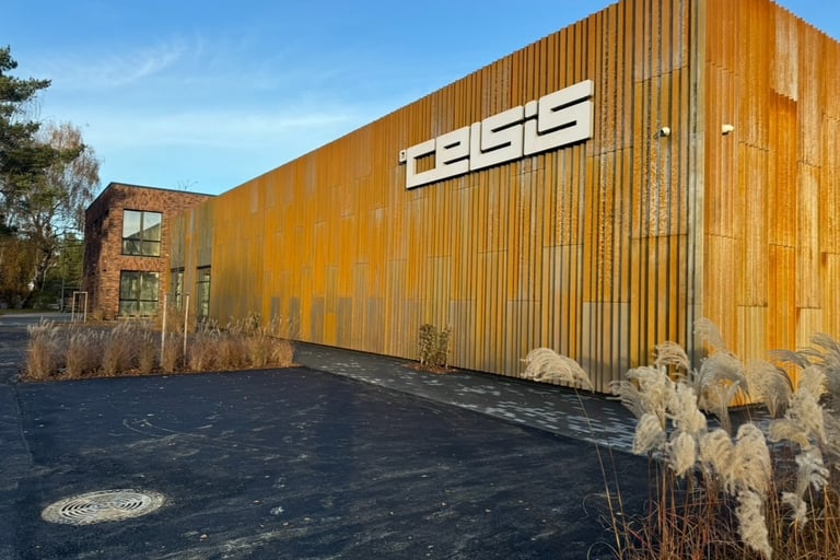 Stock Office pastato nuotrauka su Celsis parduotuvės užrašymu, Medvalakio g. 16 Palanga