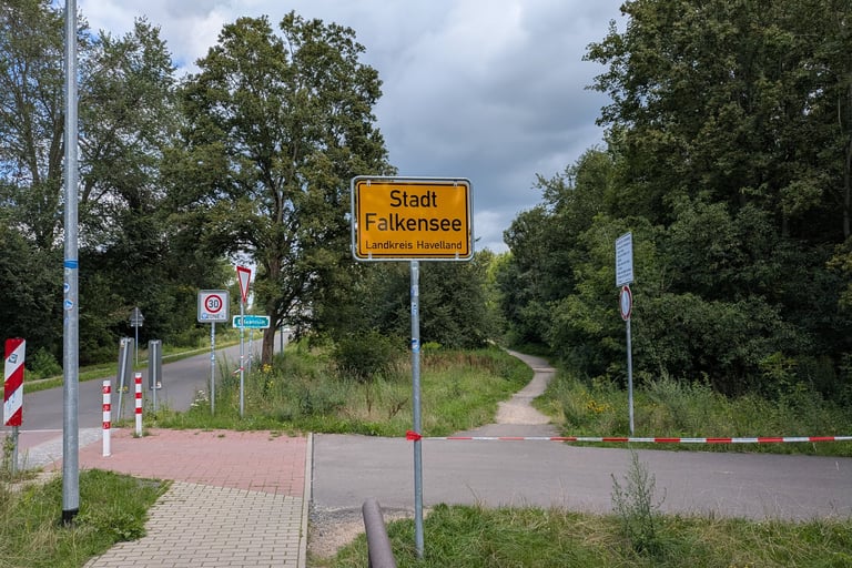 Schild der Stadt Falkensee, wo die Trauerrednerin wohnt