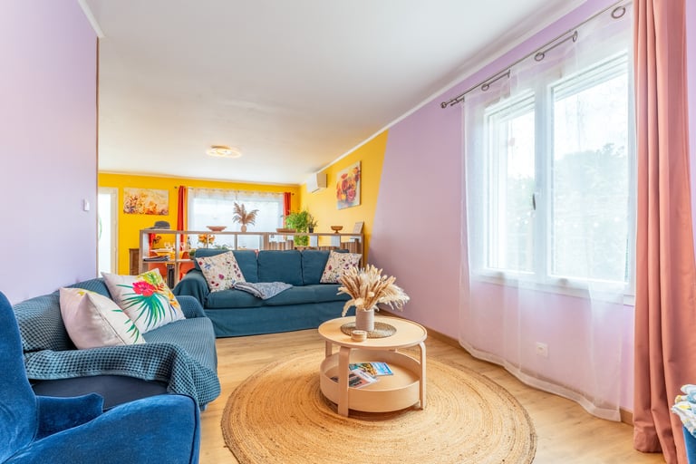 Le salon cosy ouvert sur la pièce de vie.