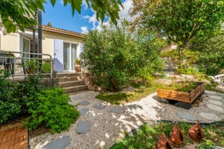 Le jardin provençal et ses herbes aromatiques, du gîte Le Jardin des Rocailles à Villeneuve-lès-Avignon