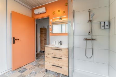 La deuxième salle d'eau du gîte Le Jardin des Rocailles à Villeneuve-lès-Avignon