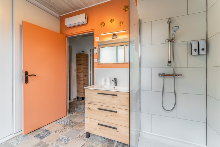 La deuxième salle de bain avec douche et accès direct vers la piscine.