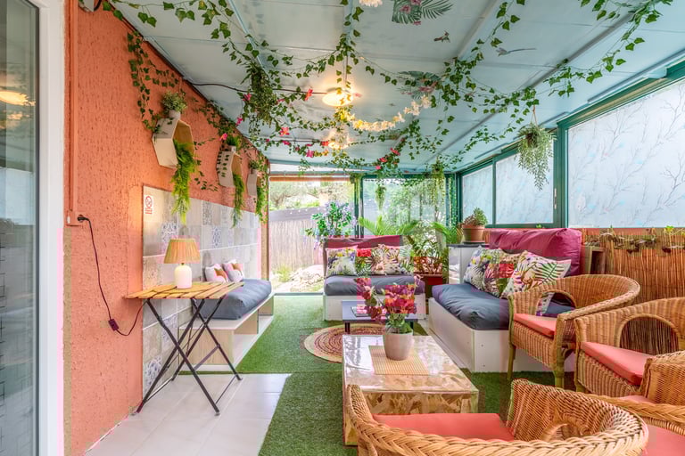 La véranda aménagée en jardin intérieur, espace de détente en toutes saisons.
