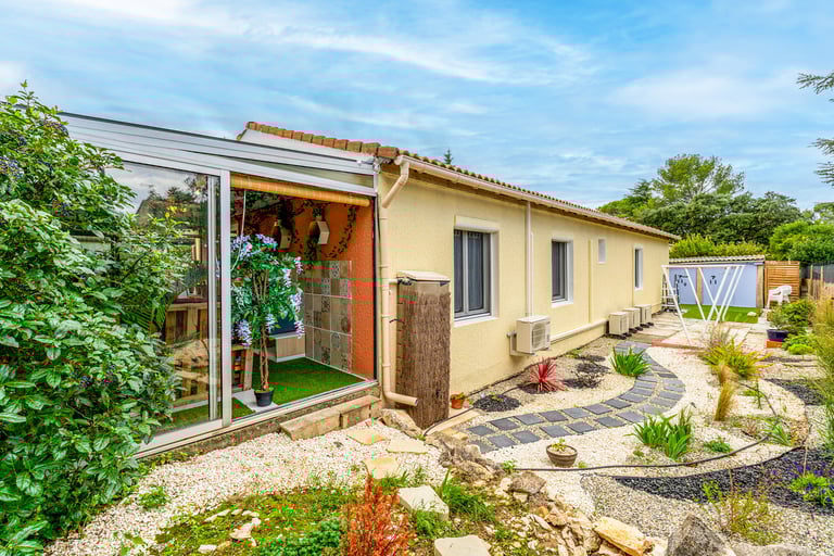 Vue sur le jardin zen au nord de la maison