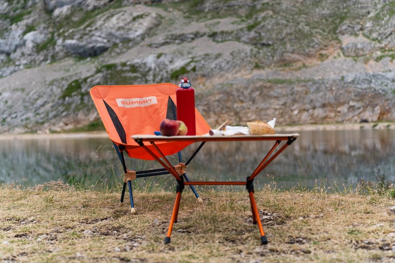 table et chaise summit dans un paysage de montagne