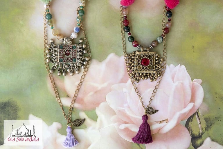2 collane con pendenti Afghani