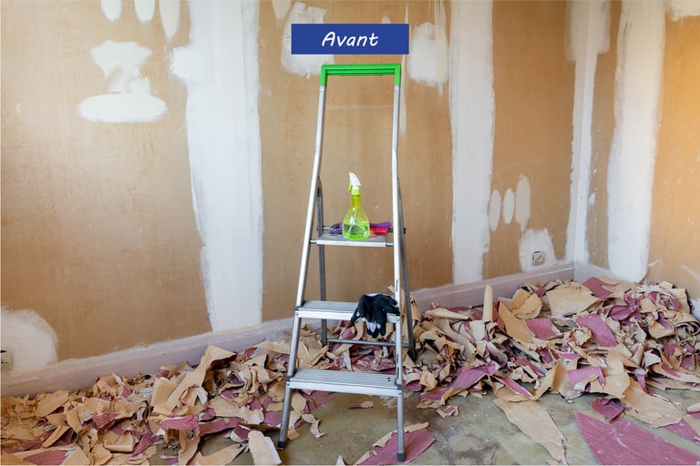 Dépose d'un papier peint sur les murs d'une chambre