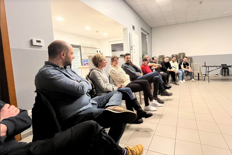 Retour et discutions en groupe de l'improvisation des personnes en cercle qui discutent