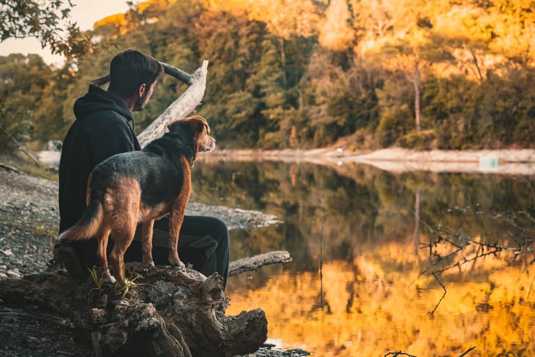 Lorenzo e la sua cagnolina Camelia, durante lo shooting con vista lago regalato dalla loro amica