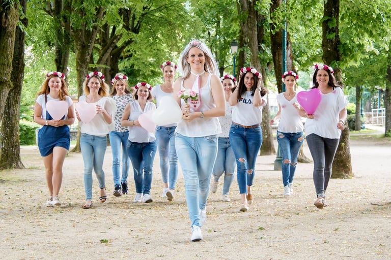 photo d'un groupe lors d'un enterrement de vie de jeune fille ou evjf. dans un parc avec des fleurs