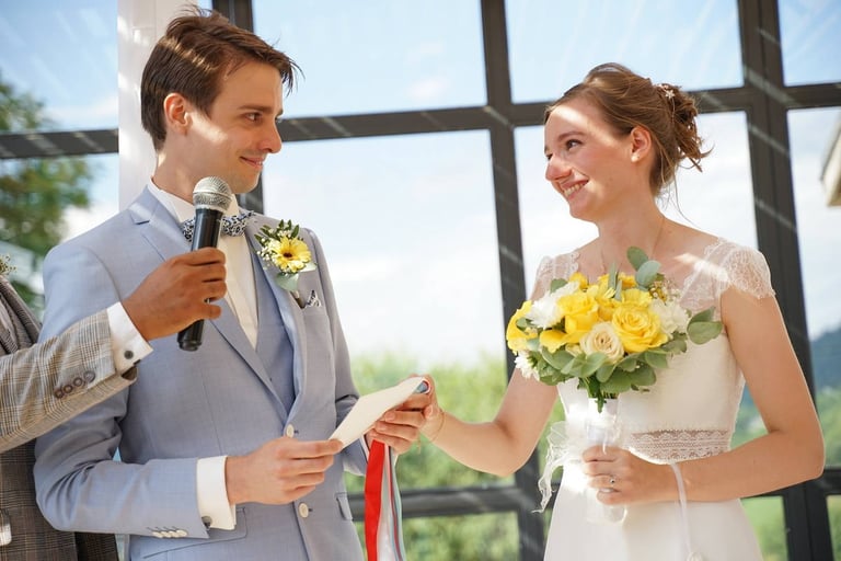 Un couple de mariés échangent leur voeux durant leur cérémonie de mariage à Dijon.