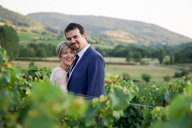 Photo de mariage, portrait de couple au milieu des vignes de bourgogne
