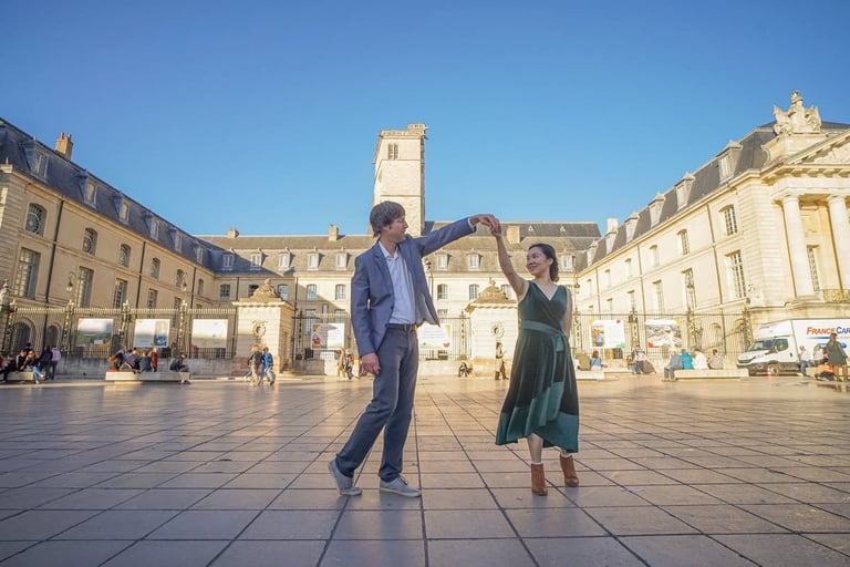 photo d'un couple dansant sur la place de la libération à dijon