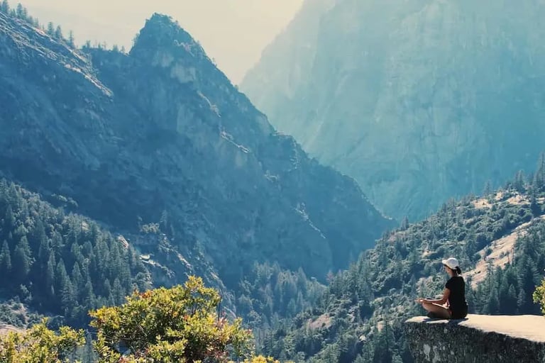 femme médite en montagne