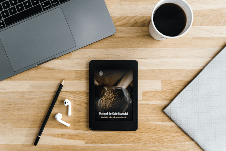 Tablet sobre a mesa exibindo o e-book Manual do Café Especial, sobre cafés especiais em curitiba
