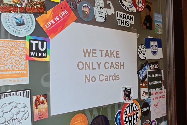 Cartel de "Only Cash No Cards" en la puerta de un local de Viena, indicando solo aceptan efectivo