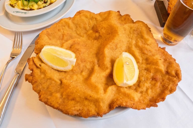Famoso Schnitzel de cerdo de Figlmüller con rodajas de limón.