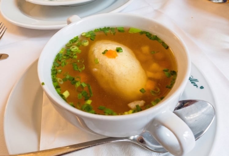 Sopa de ternera tradicional con albóndiga de sémola en Viena