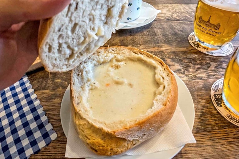 Sopa de ajo en pan (Cesnačka v bochníku) servida en una cervecería tradicional de Bratislava
