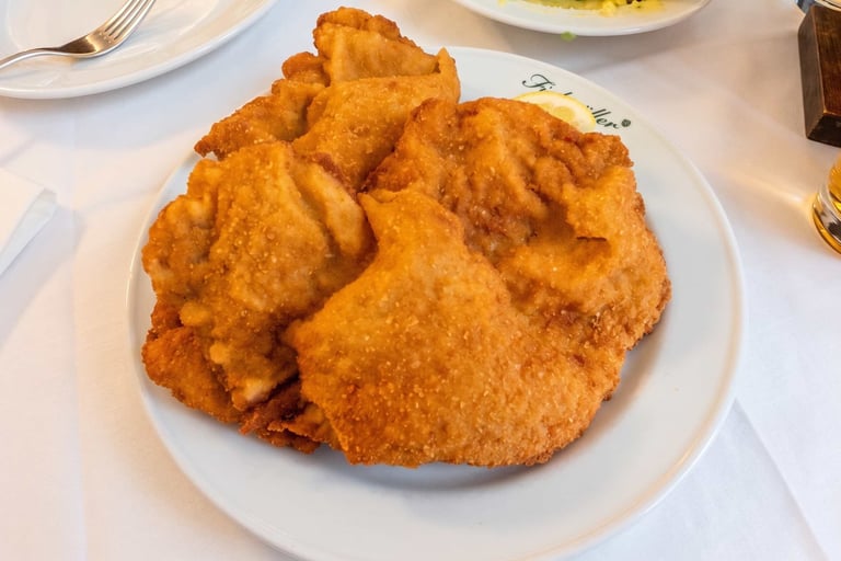 Wiener Schnitzel de ternera tradicional en el restaurante Figlmüller.