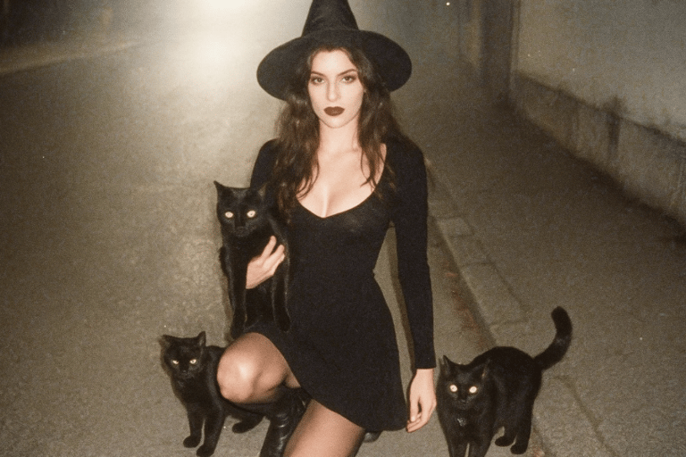 Une sorcière entourée des ses chats noirs pour la journée internationale du chat noir.