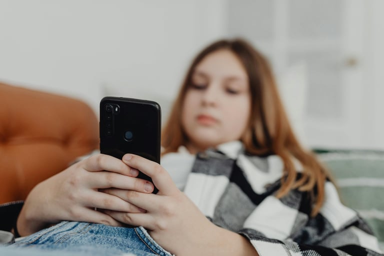 Jeune fille détendue qui consulte son portable